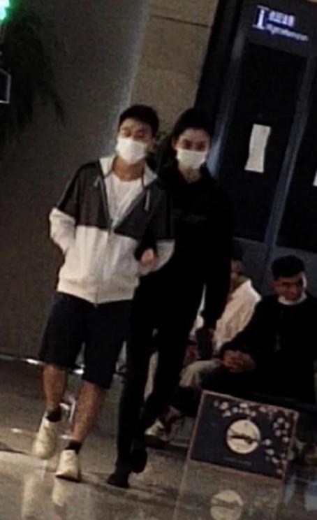 奚梦瑶|奚梦瑶何猷君看烟花，女方头靠老公肩膀，两人紧紧依偎比热恋还甜