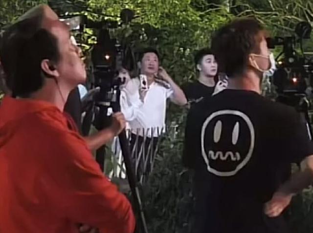 奚梦瑶|奚梦瑶何猷君看烟花，女方头靠老公肩膀，两人紧紧依偎比热恋还甜