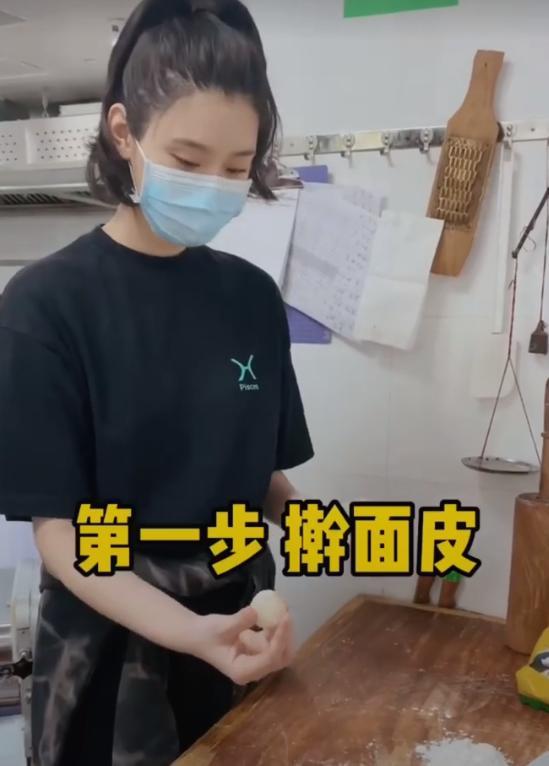 奚梦瑶|奚梦瑶何猷君看烟花，女方头靠老公肩膀，两人紧紧依偎比热恋还甜