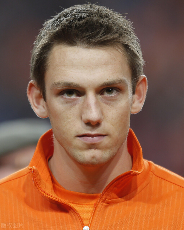 德弗里则是逐步坐稳了橙衣军团荷兰队后防线主力的宝座,要知道这可是