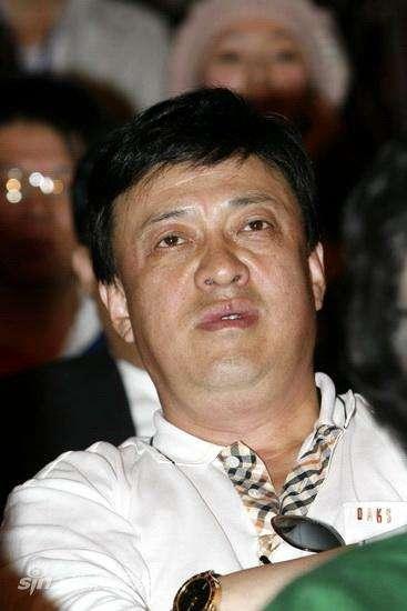 而他早年也曾在《艺术人生》中被朱军问道过感情状态,他也一脸渴望的