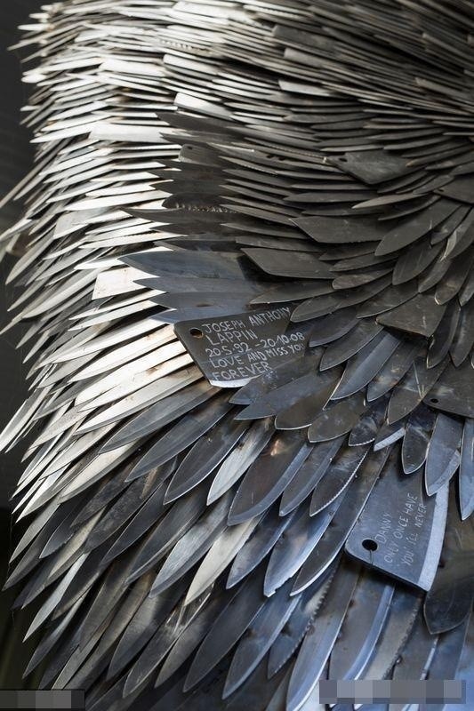 耗时2年用10万把杀人凶器打造刀天使,每把刀上刻有受害者名字!