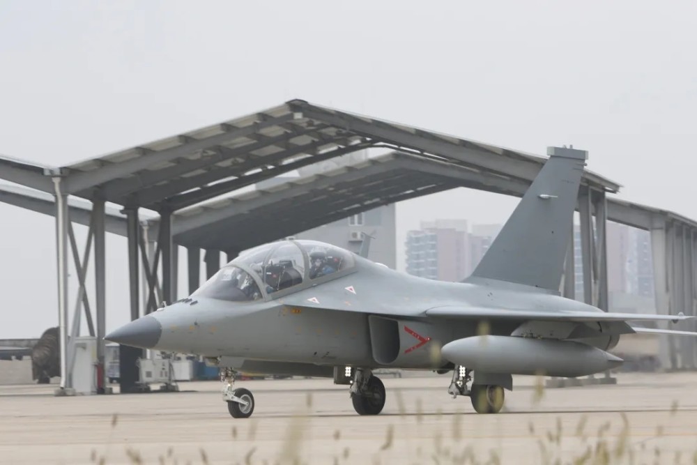 刚下初教六就上教练10国产先进教练机以全新模式培训战斗机飞行员