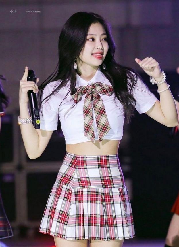 Jennie穿学生制服现身，短裙大秀美腿。