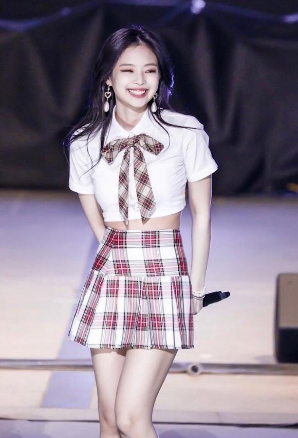 jennie穿学生制服现身短裙大秀美腿搭刘海发型太可爱了