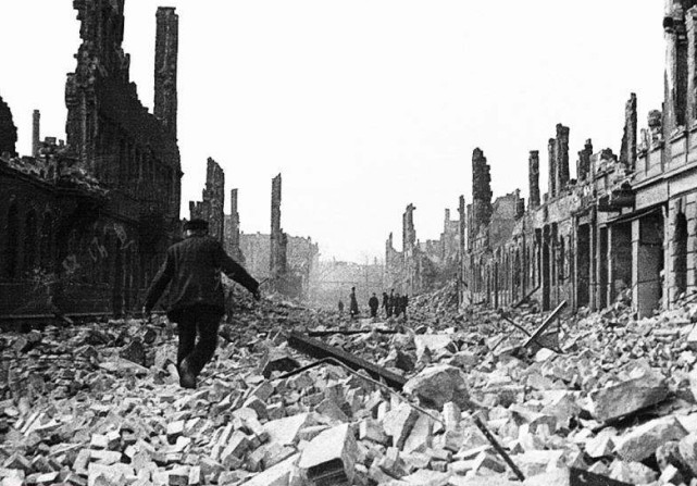 为何德国不后悔发起二战 1000亿一个面包 不打国家就没了 二战 凡尔赛条约 德国人 德国 历史