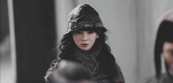 自己的女明星身份而放不开,长相甜美可爱的她在扮上小乞丐装扮之后