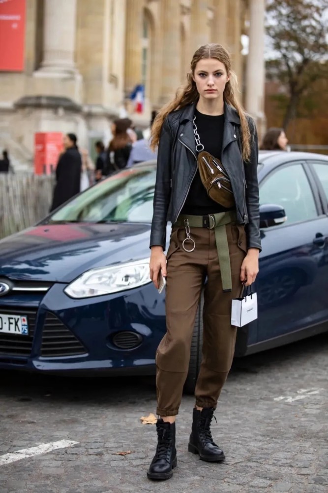 马丁靴 工装裤 再来看看帅气得毫无争议的工装裤,可以像这样选择束脚