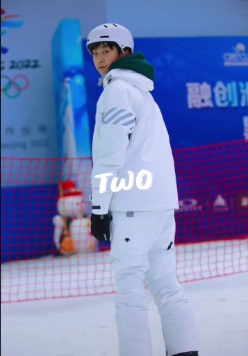张亮|张亮儿子滑雪近照曝光，13岁天天长腿抢镜身高瞩目，意外撞脸千玺