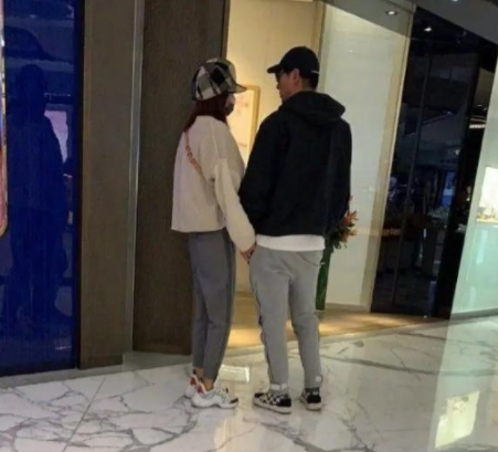 张亮|张亮儿子滑雪近照曝光，13岁天天长腿抢镜身高瞩目，意外撞脸千玺