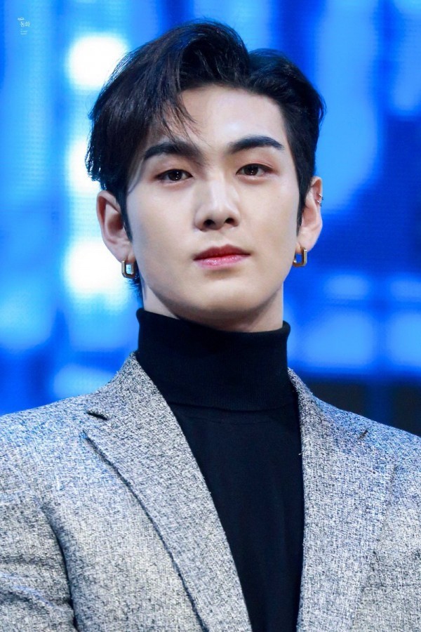 nuests 姜东昊有一张小脸,丰满的嘴唇,高高的鼻梁,v形的下巴,直眉.