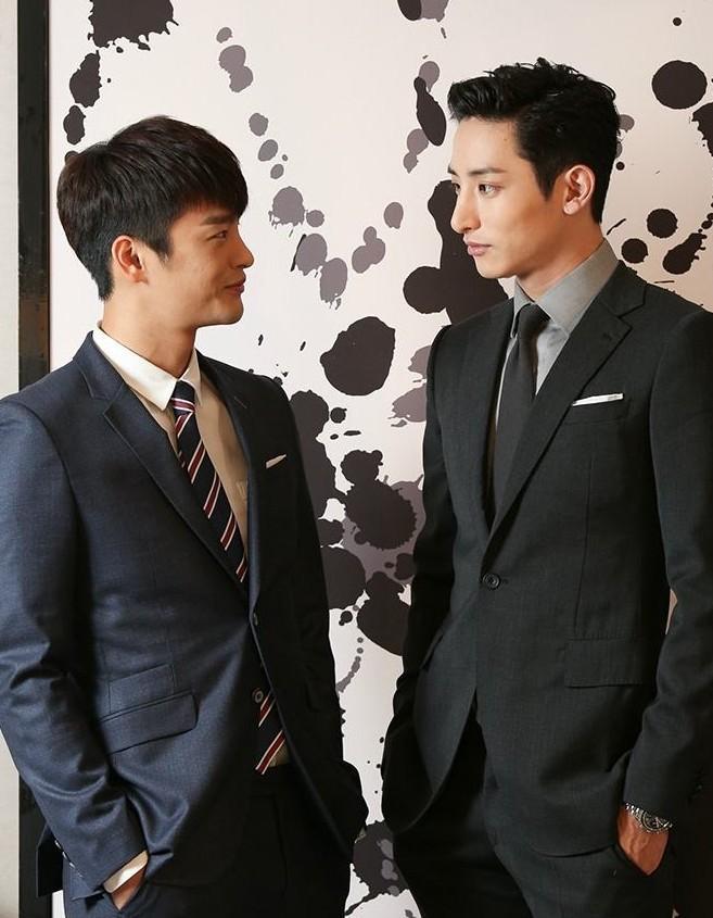 李洙赫晒新照太禁欲与徐仁国再合作又万年男二霸总长腿cp荷尔蒙盛宴