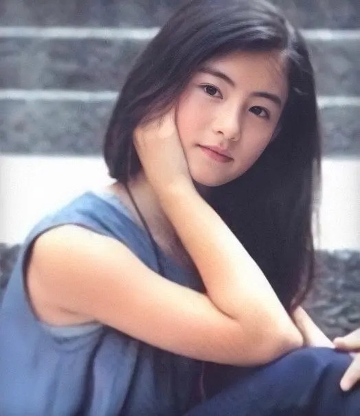 张柏芝|拥有“盛世第一美颜”的张柏芝，生完三胎依旧像少女，不拍戏可惜