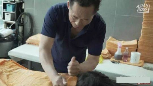 这位韩国的王牌搓澡师将这份工作一干就是将近四十年,当问到他的秘诀