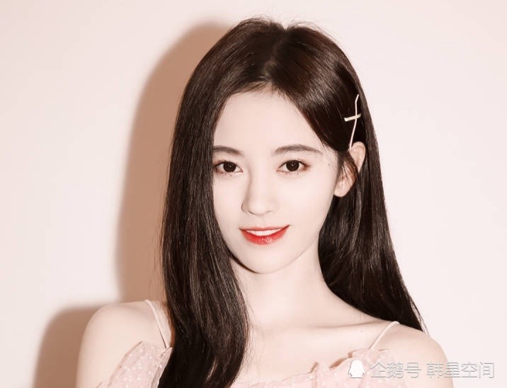 鞠婧祎|鞠婧祎出行用3把大伞，网友：“这是要干嘛？”被质疑过度耍大牌！