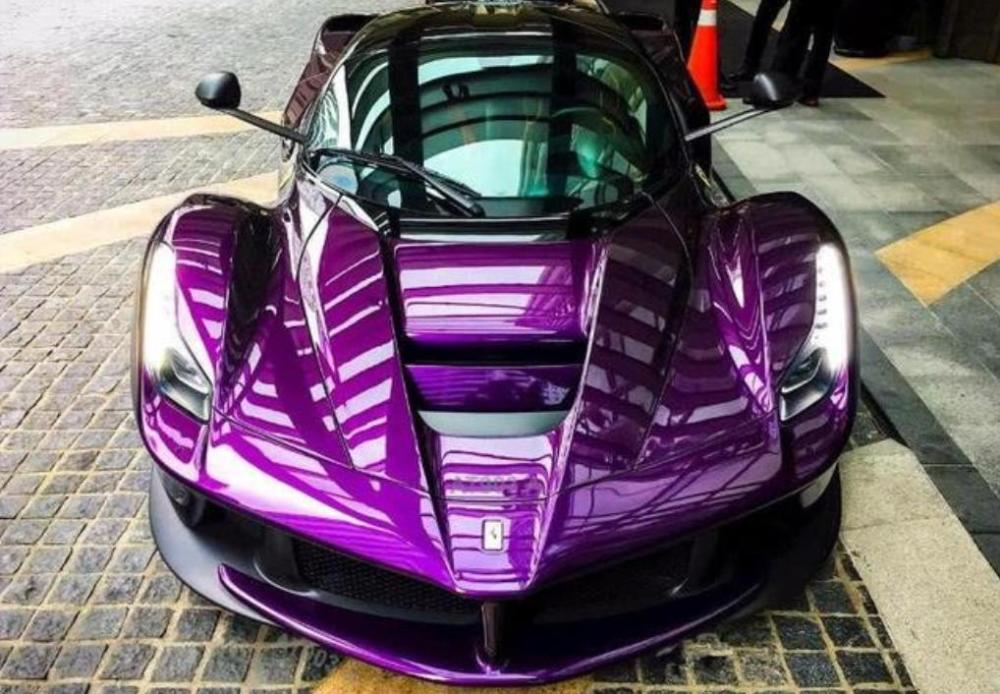 种"高调"的颜色,属于较难掌控的类型,目前已知的原厂紫色拉法只有两台