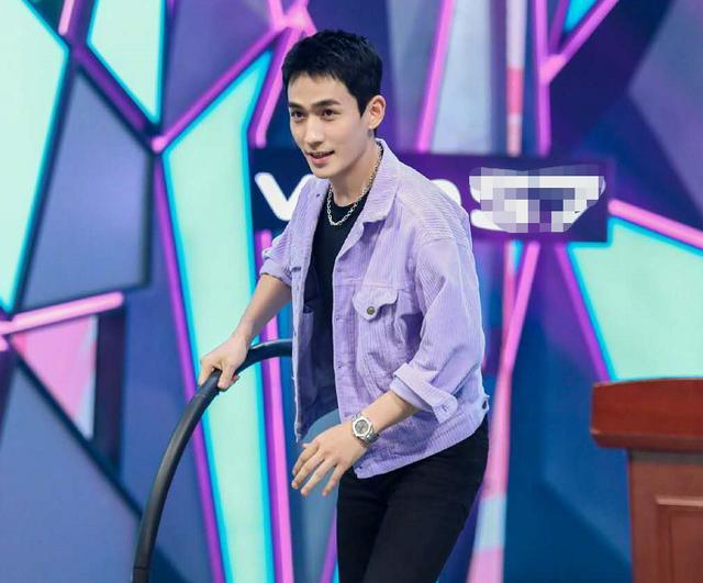 朱一龙|太疯狂！粉丝回踩泄露朱一龙隐私，录屏输身份证扒他“隐婚生子”