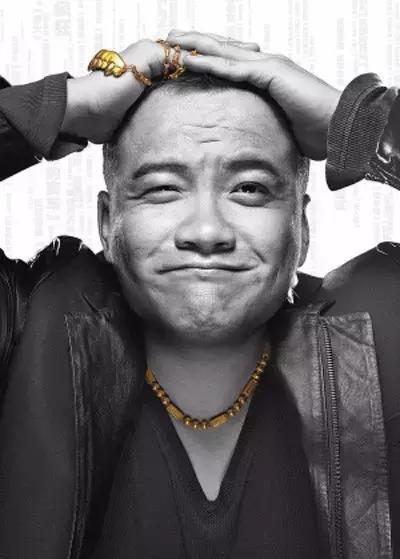 艺术家岳敏君指着宁浩脖子上的粗大金项链问:而我却想起了2012年的