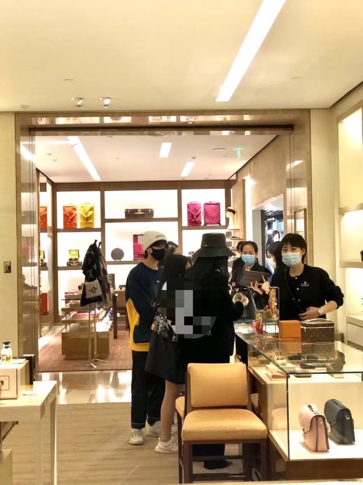 王诗龄|李湘带女儿逛奢侈品店，10岁王诗龄秀美腿，长发及肩淑女范十足