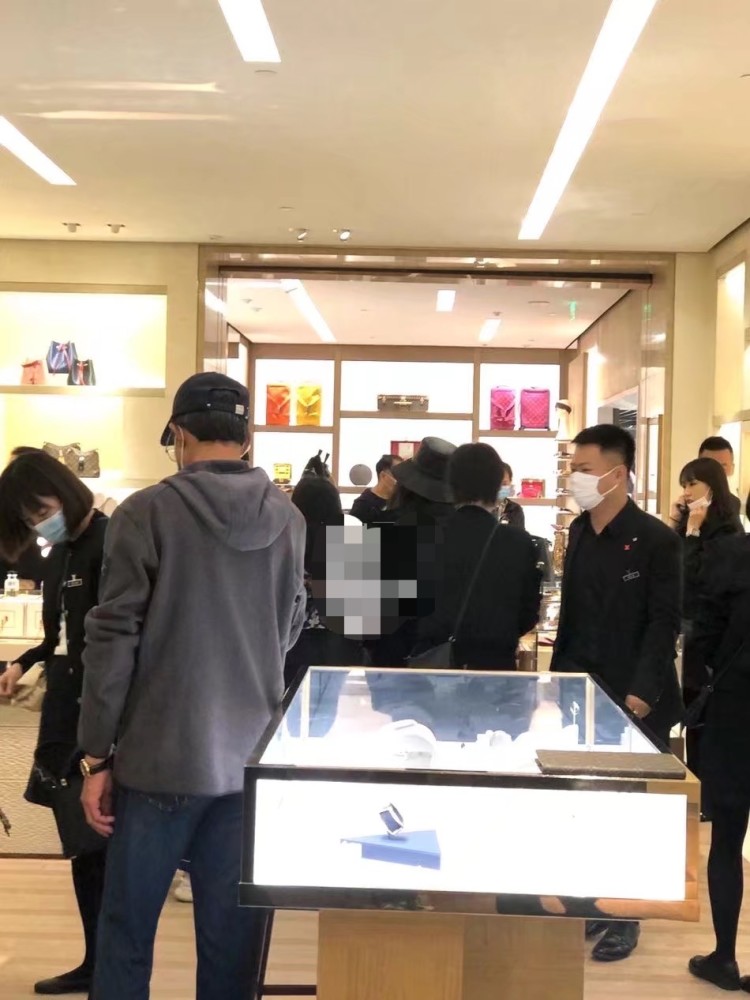 王诗龄|李湘带女儿逛奢侈品店，10岁王诗龄秀美腿，长发及肩淑女范十足