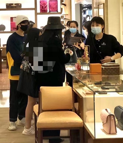 王诗龄|李湘带女儿逛奢侈品店，10岁王诗龄秀美腿，长发及肩淑女范十足