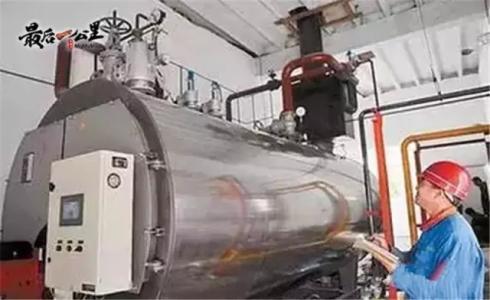 石头|湖北锅炉工发现块稀罕石头，专家：价值280万，他却拒绝专家拍卖