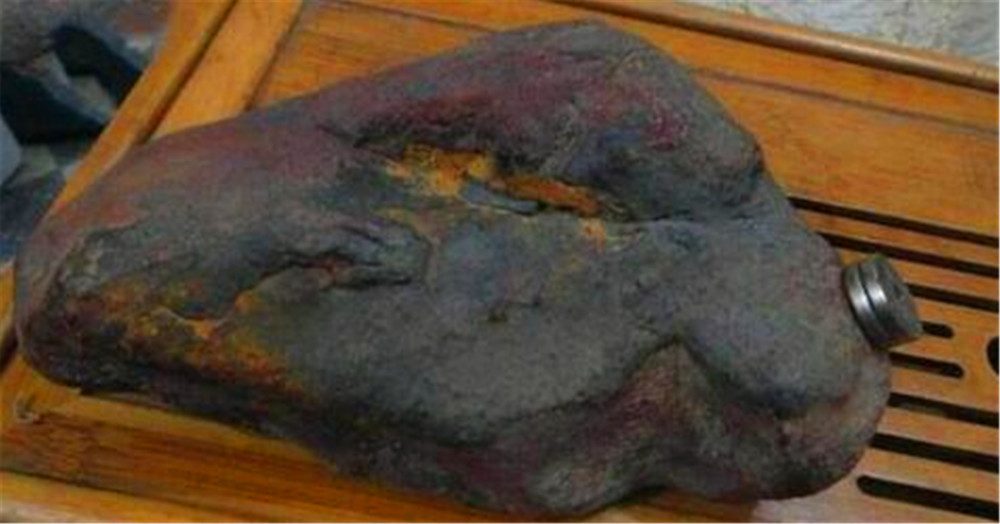 石头|湖北锅炉工发现块稀罕石头，专家：价值280万，他却拒绝专家拍卖