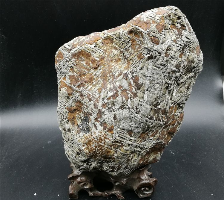 石头|湖北锅炉工发现块稀罕石头，专家：价值280万，他却拒绝专家拍卖