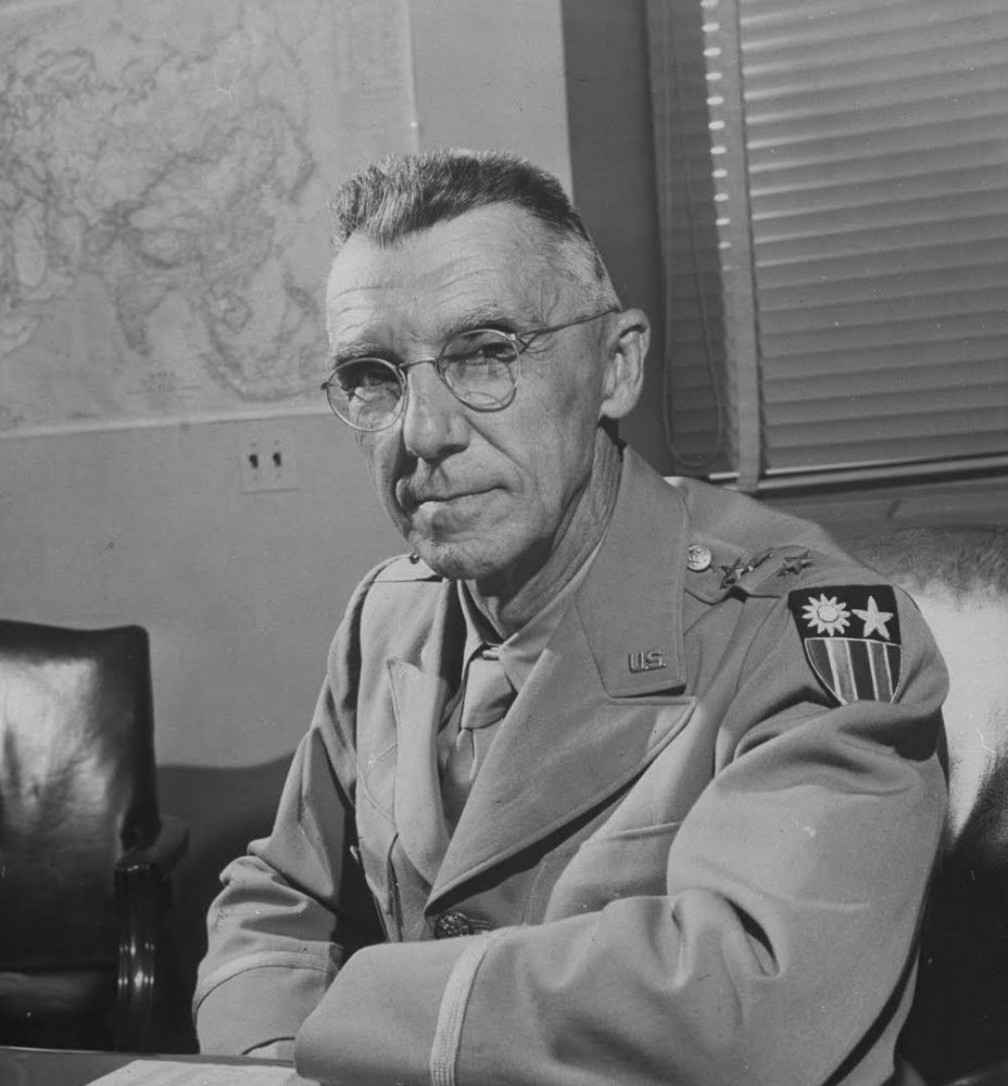 历史解读:远征军首次次用冲锋枪,史迪威落泪道:孩子,枪不是这么打的