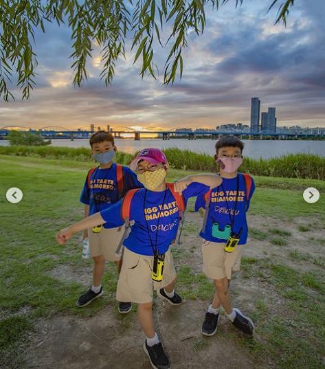 宋家三胞胎|宋家三胞胎近照身高暴涨，民国呆萌气质大变样，最帅大韩颜值下滑
