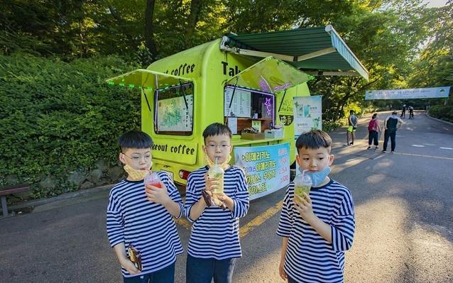 宋家三胞胎|宋家三胞胎近照身高暴涨，民国呆萌气质大变样，最帅大韩颜值下滑