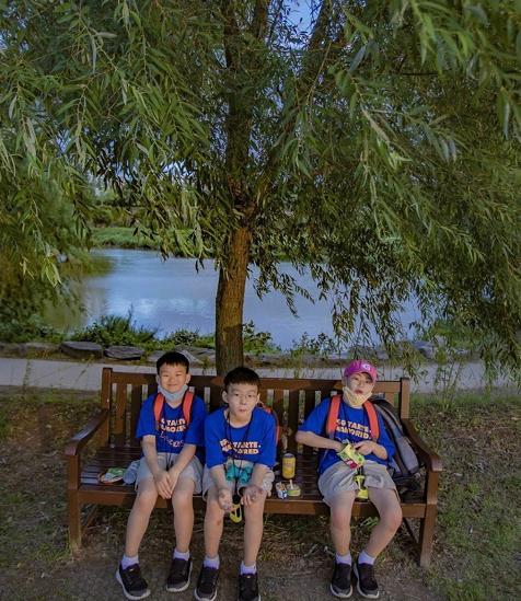 宋家三胞胎|宋家三胞胎近照身高暴涨，民国呆萌气质大变样，最帅大韩颜值下滑