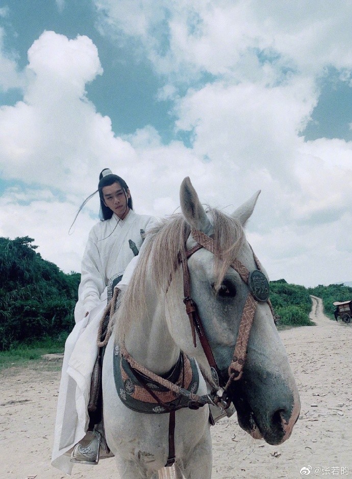 张若昀|张若昀晒《雪中悍刀行》片场照，侠气十足完美契合“徐凤年”