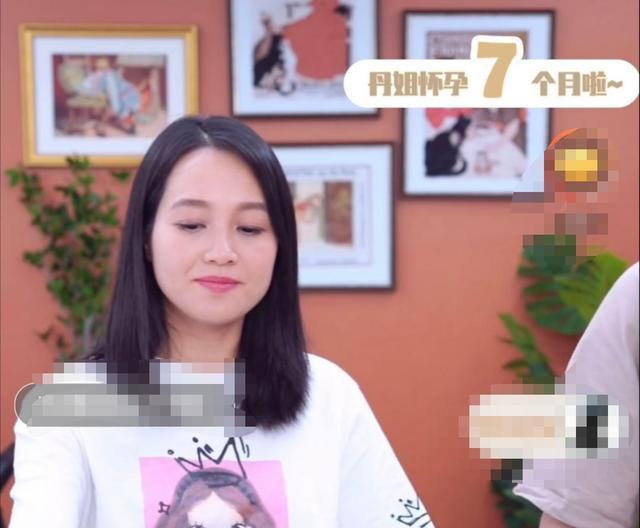 朱丹懷孕7月仍直播到半夜，臉色憔悴猛捶背