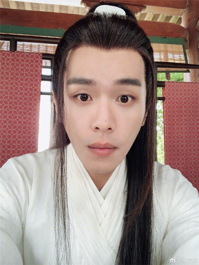 张若昀|张若昀晒《雪中悍刀行》片场照，侠气十足完美契合“徐凤年”