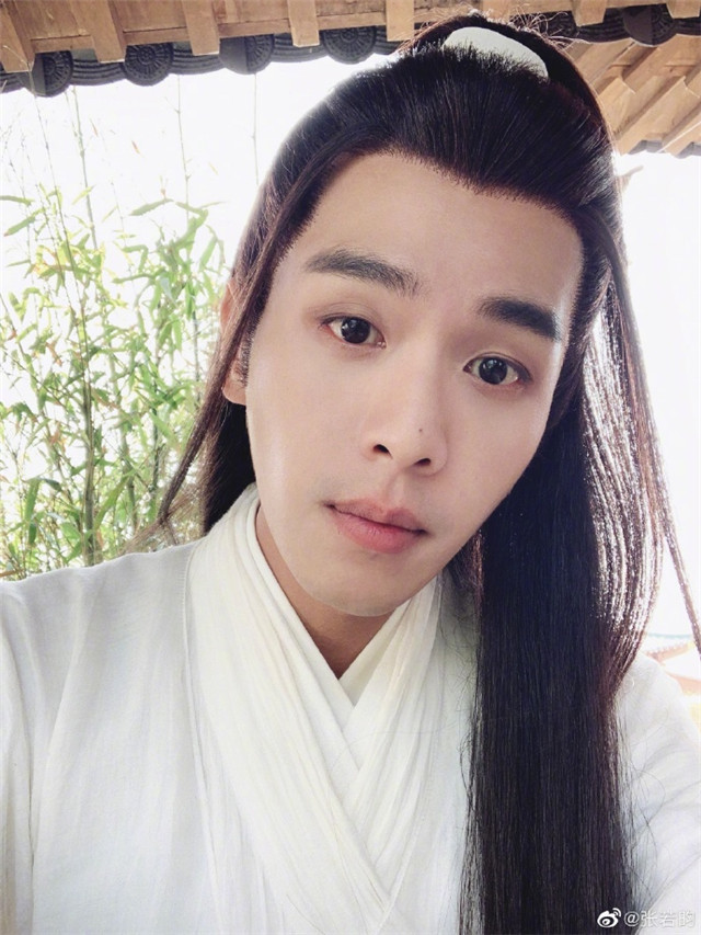 张若昀|张若昀晒《雪中悍刀行》片场照，侠气十足完美契合“徐凤年”