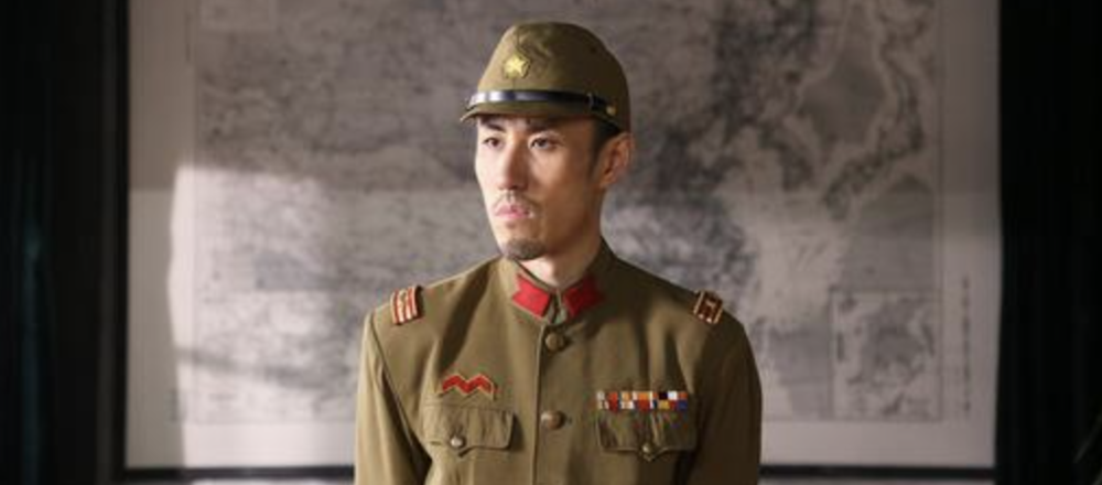 凭《庆余年》一夜成名的狼桃,36岁留纹身骑机车,满屏肌肉帅成型男