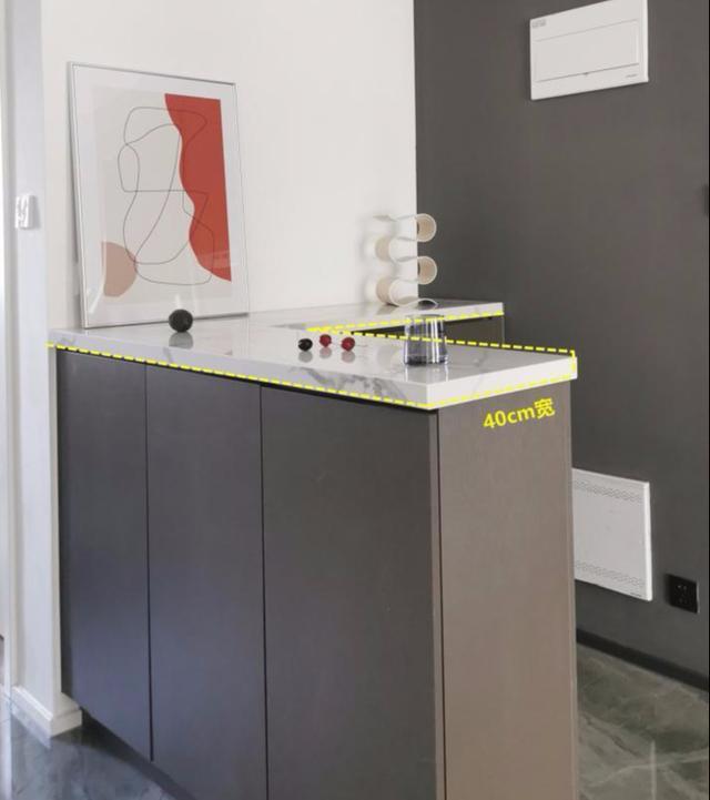 小户型又是没玄关,靠边这样打个1米2的鞋柜,铺上大理石很完美