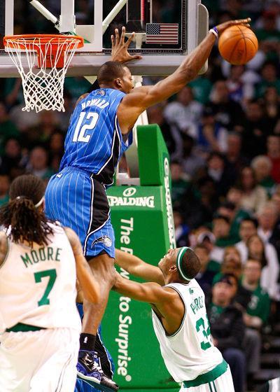 08米,臂展2.33米,弹跳不详,但是在采访中拉塞尔曾表示自