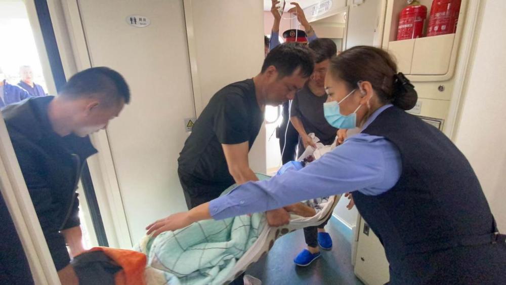 北京|患者突然休克 北京医生火车上急救40分钟