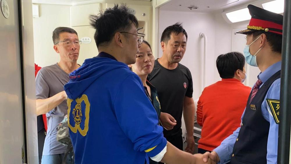 北京|患者突然休克 北京医生火车上急救40分钟