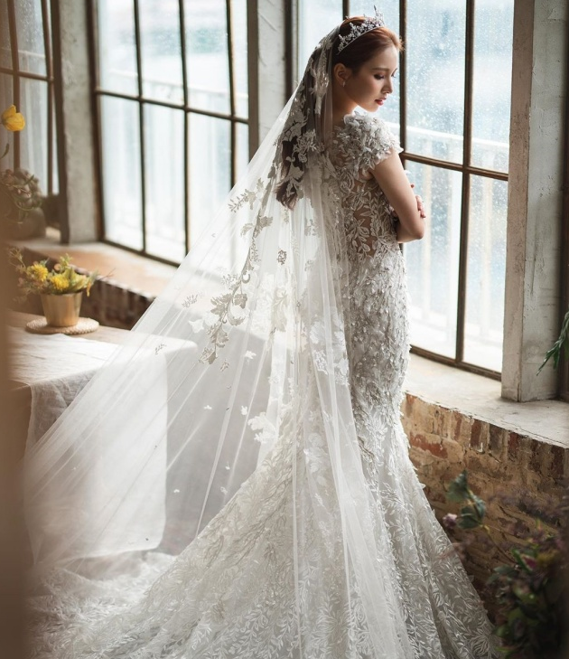 韩国女星金珍熙官宣结婚唯美婚纱照曝光勾勒出完美身型