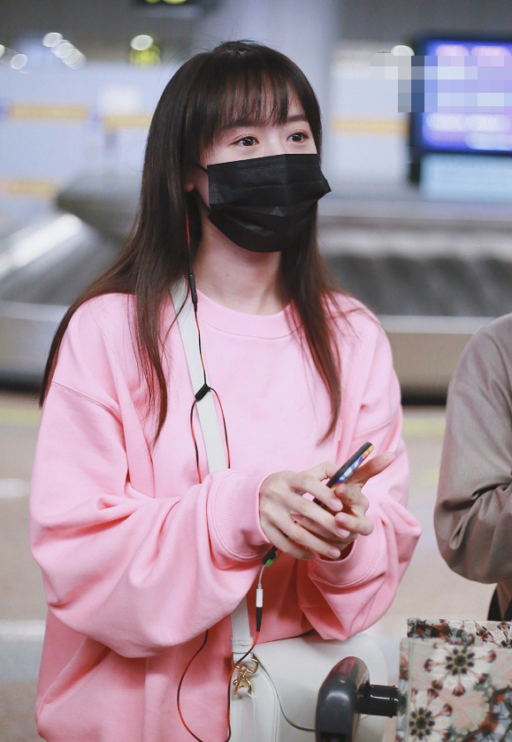 袁冰妍机场给粉丝买一大袋零食,谁注意她咋分的?细节见人品!