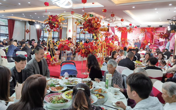 10月1日-8日,泸州市内绝大多数知名餐饮企业都座无虚席,婚宴,家宴