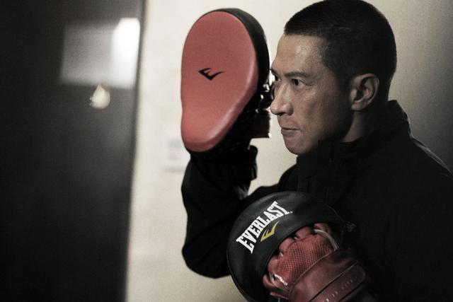 张家辉受爱妻搀扶过马路,口罩难遮"乌黑"气色,疑似又为新戏拼命