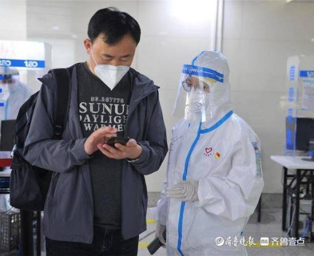 青岛机场针对秋冬季疫情特点,坚持常态化防疫不放松,严格落实"应检尽