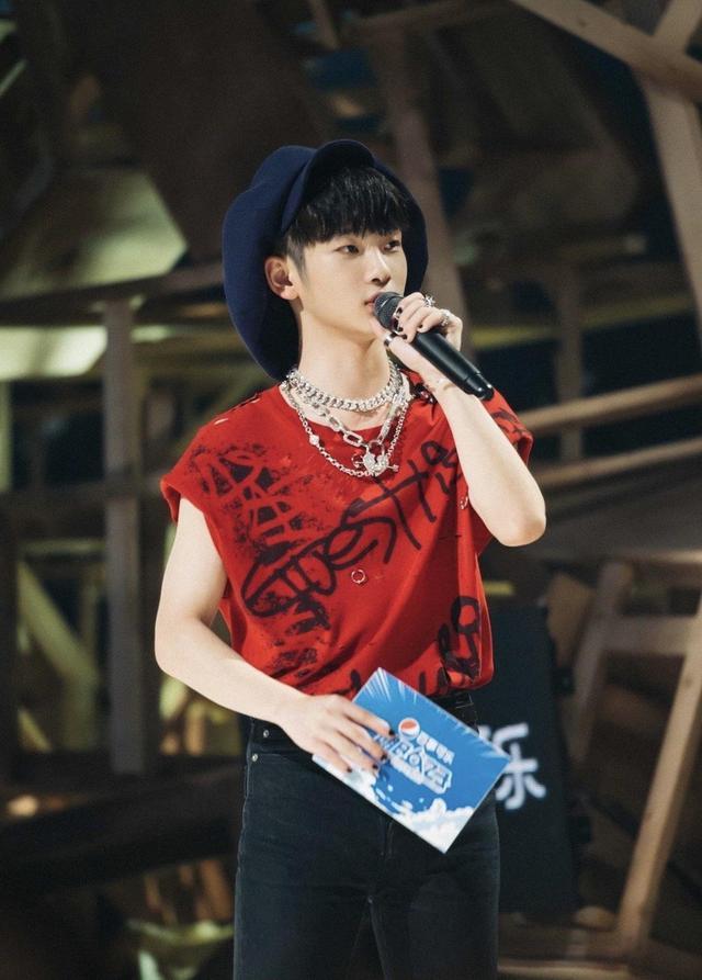 周震南个性私服太吸睛,驾驭各式帽子超个性,如此美男子你爱了吗