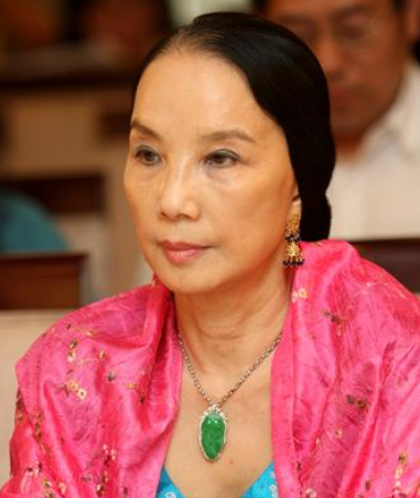 62岁杨丽萍近照曝光为跳舞留5cm长指甲起居生活全依靠男助理