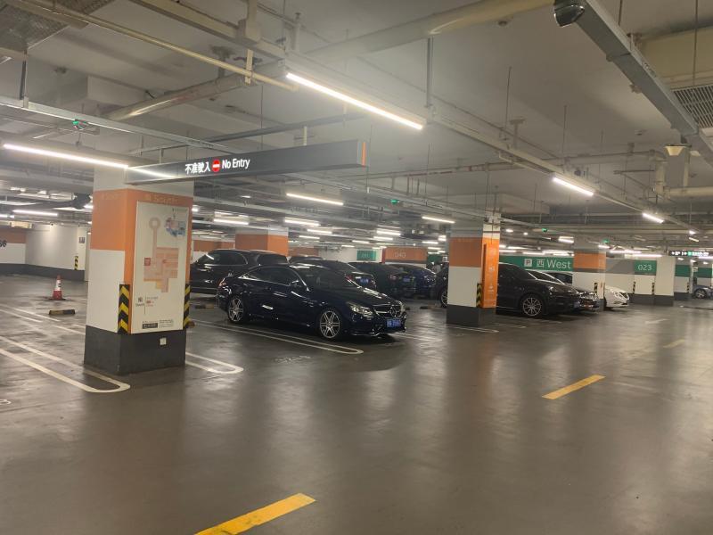 上海这个地下停车场非常挑战车技商圈停车场怎么成了堵点