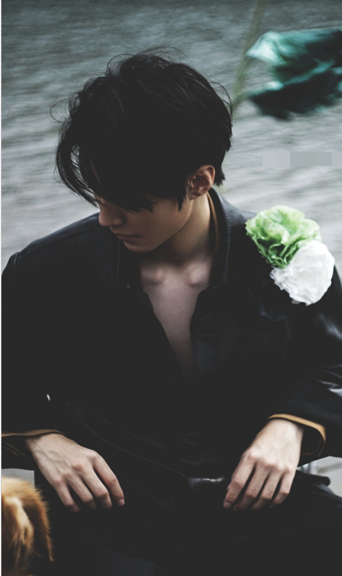 王俊凯雨中大片曝光,锁骨成亮点,这身材多少女生自愧不如